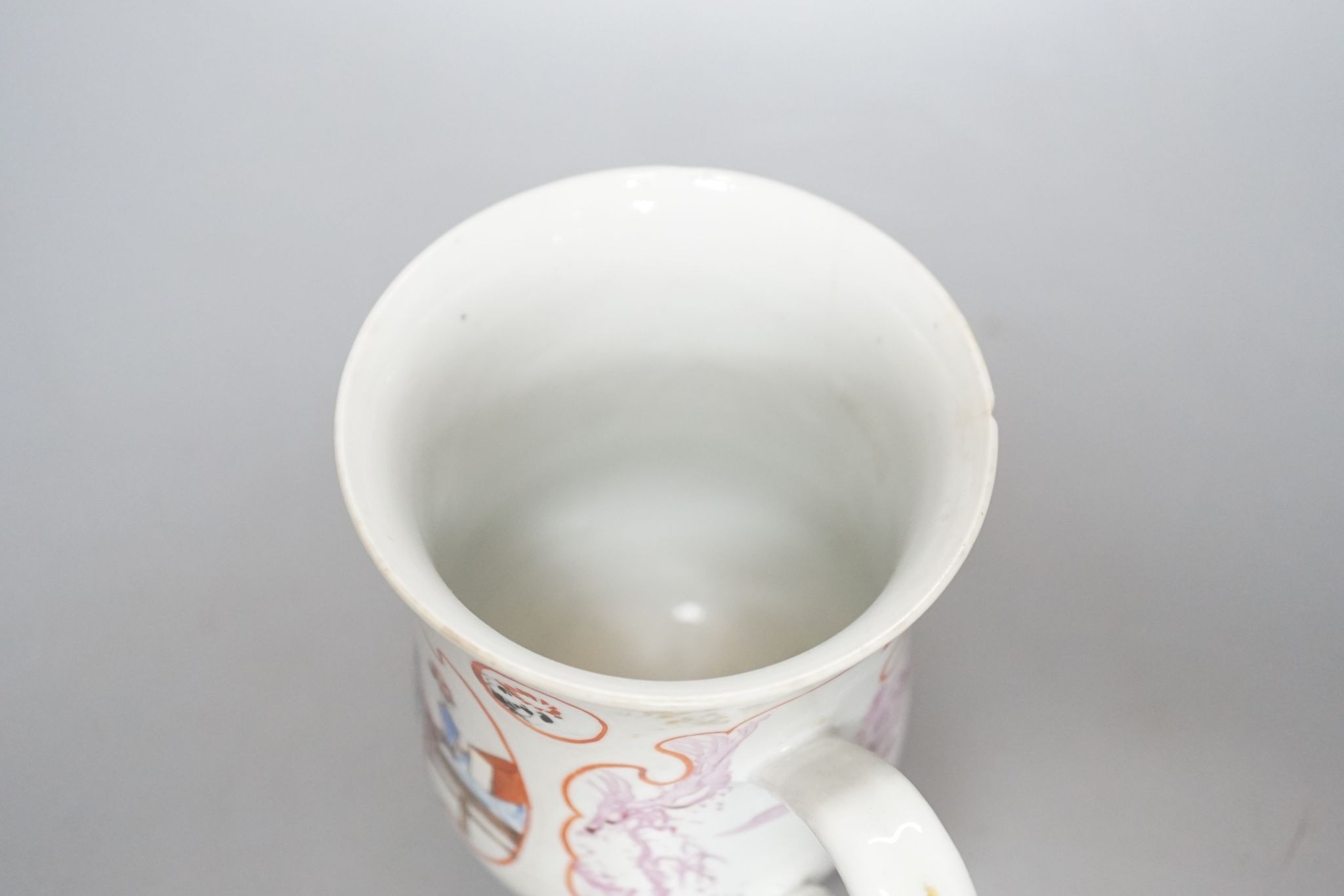 An 18th century Chinese export famille rose mug , 14cm